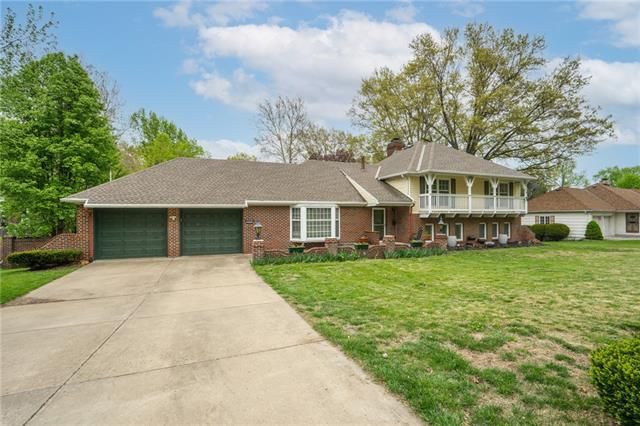 8521 Travis Ln, Overland Park, KS 66212