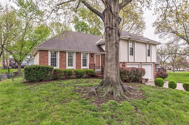 9007 Carter Cir, Overland Park, KS 66212