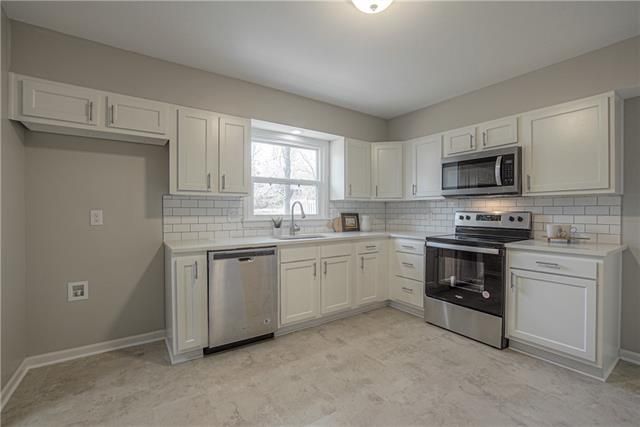 9424 Hayes Dr, Overland Park, KS 66212