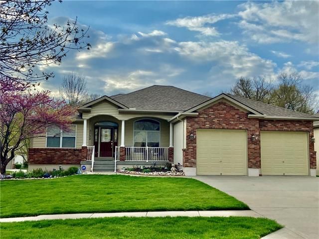 2732 S Woodbury Dr, Independence, MO 64055