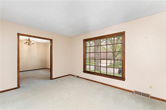 9730 N Flora Ave, Kansas City, MO 64155