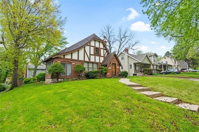 315 E 67th St, Kansas City, MO 64113