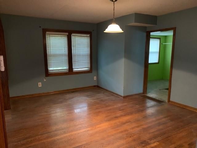 1526 S Cedar Ave, Independence, MO 64052