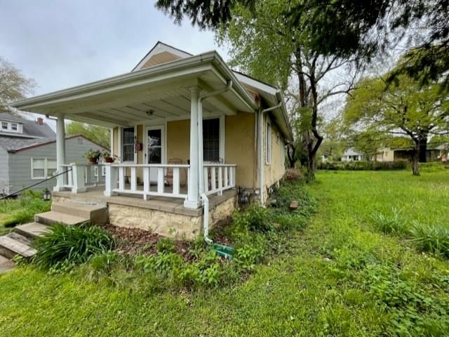 6022 Tracy Ave, Kansas City, MO 64110