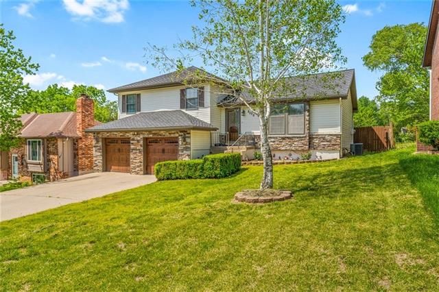 8228 Splitlog Ave, Kansas City, KS 66112