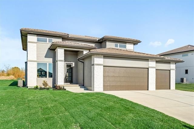 618 NE Lone Hill Dr, Lee's Summit, MO 64064