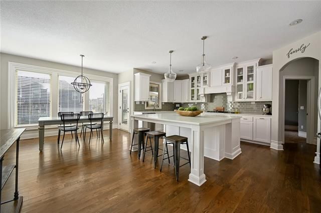 8823 W 165th Ter, Overland Park, KS 66085