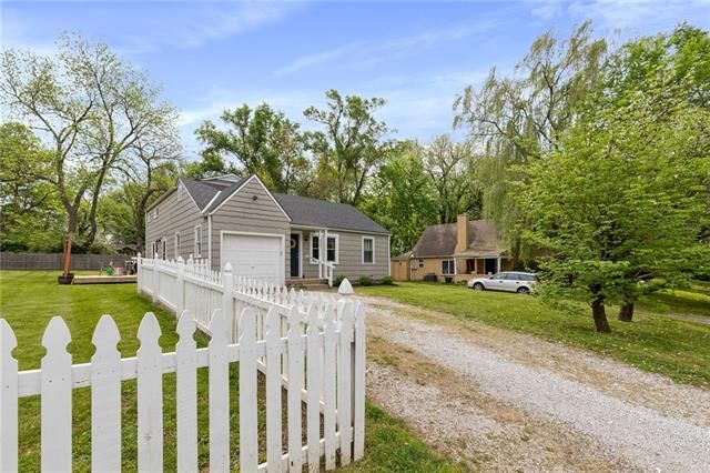 9021 Walnut St, Kansas City, MO 64114