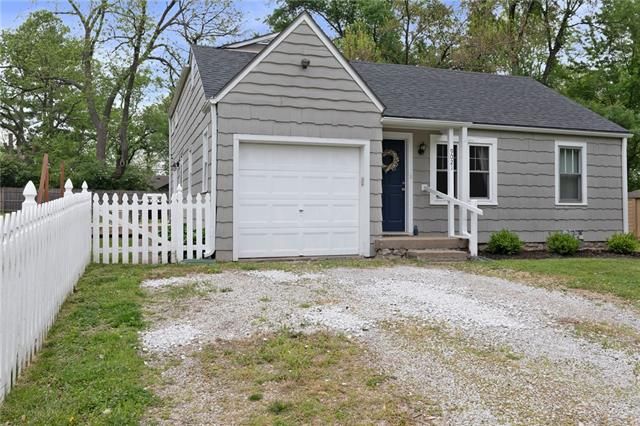 9021 Walnut St, Kansas City, MO 64114