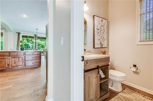 5816 NE Holiday Dr, Lee's Summit, MO 64064