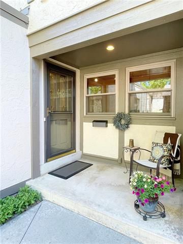 10231 Robinson St, Overland Park, KS 66212