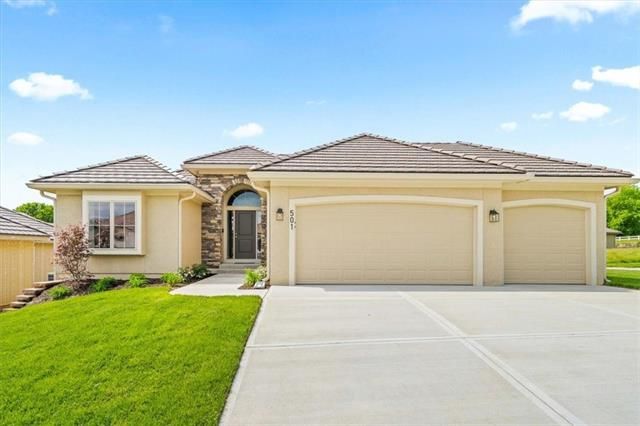 505 NE Wenonga Pl, Lee's Summit, MO 64064