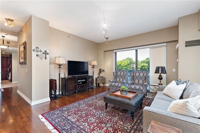 4950 Central St #208, Kansas City, MO 64112