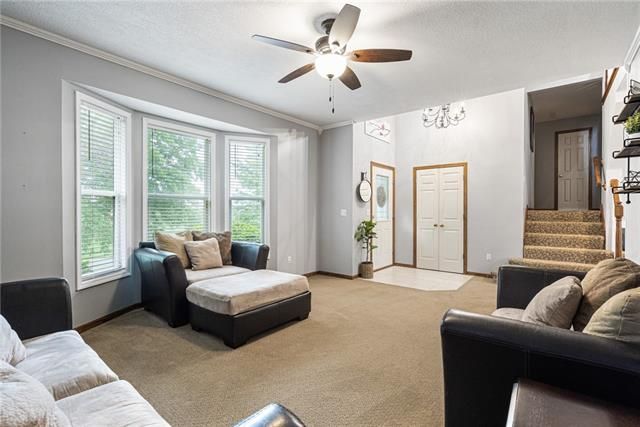 1224 SE Warren Dr, Lee's Summit, MO 64081