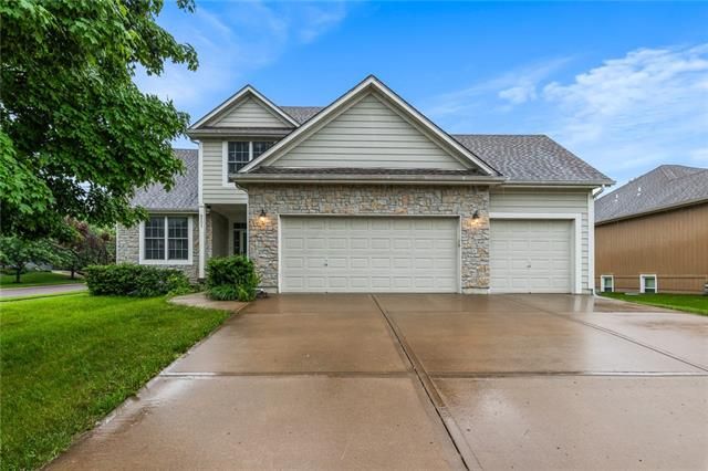 8501 W 155th Ter, Overland Park, KS 66223