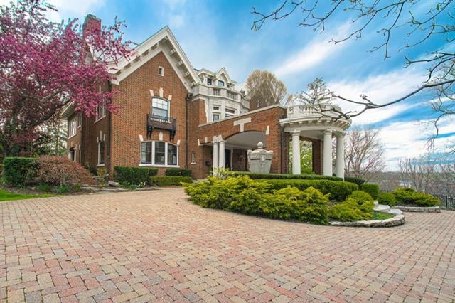 5252 Sunset Dr, Kansas City, MO 64112