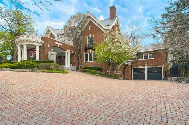 5252 Sunset Dr, Kansas City, MO 64112