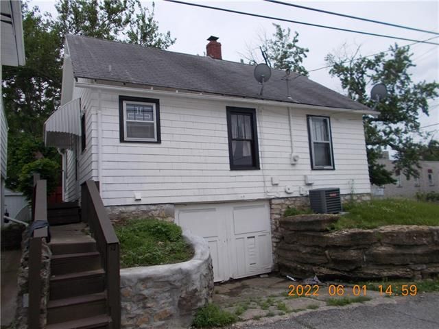 711 S 5th St, Leavenworth, KS 66048
