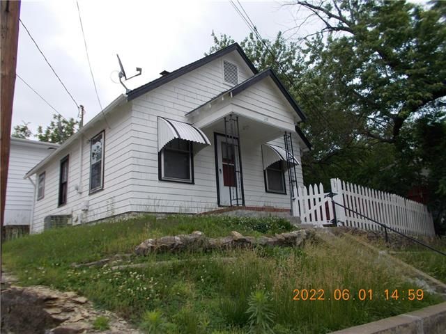 711 S 5th St, Leavenworth, KS 66048