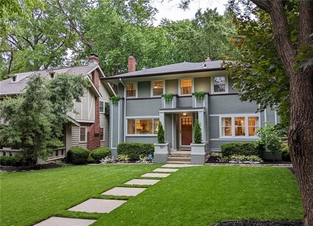 5611 Oak St, Kansas City, MO 64113