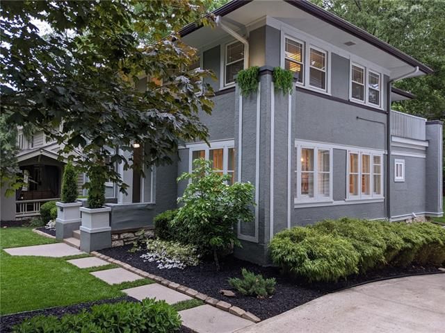 5611 Oak St, Kansas City, MO 64113