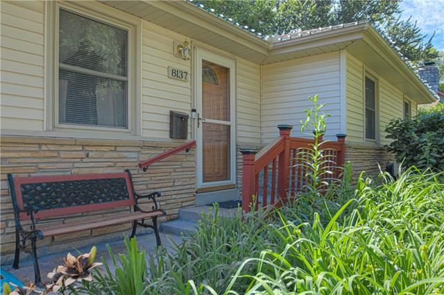 8137 Summit St, Kansas City, MO 64114