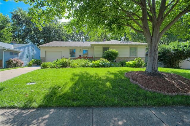 8137 Summit St, Kansas City, MO 64114