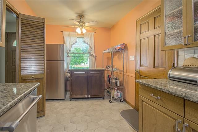 8137 Summit St, Kansas City, MO 64114