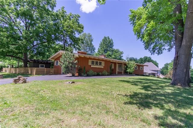 9626 Summit St, Kansas City, MO 64114
