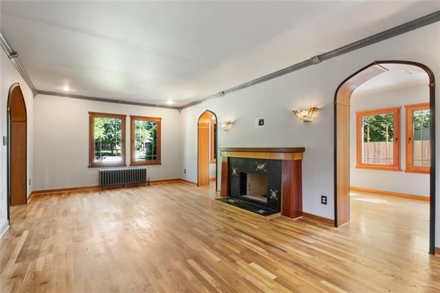 6911 Edgevale Rd, Kansas City, MO 64113