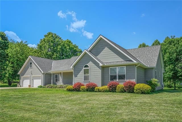 302 Howard Rd, Trimble, MO 64492