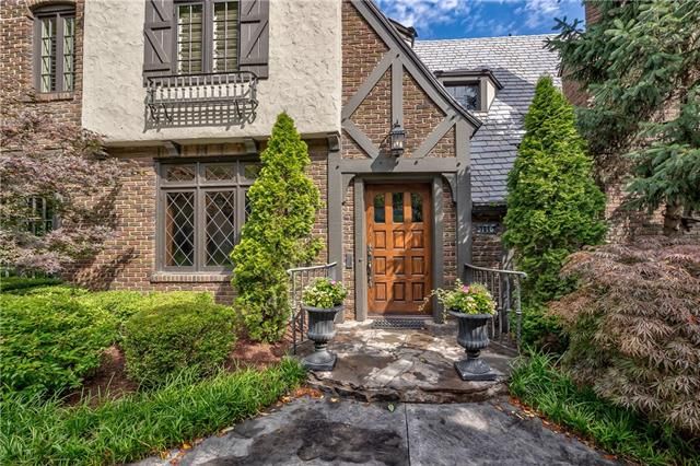 5116 Sunset Dr, Kansas City, MO 64112