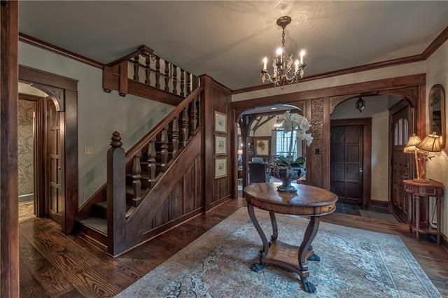 5116 Sunset Dr, Kansas City, MO 64112