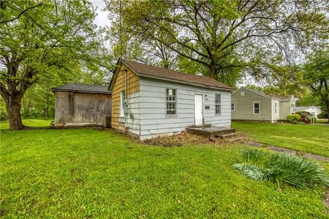 209 N 5th St, Clinton, MO 64735