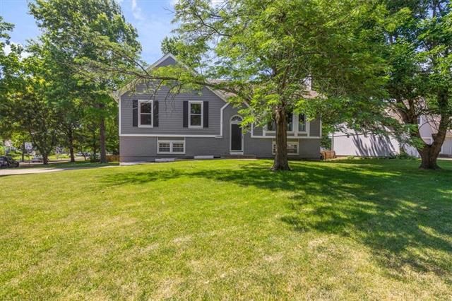 15305 Robinson St, Overland Park, KS 66223