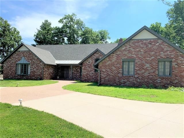 5235 Cherry St, Kansas City, MO 64112