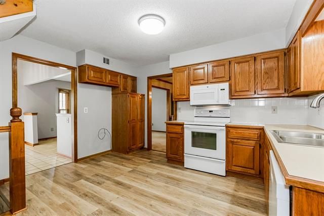8548 Oakview Dr, Lenexa, KS 66215