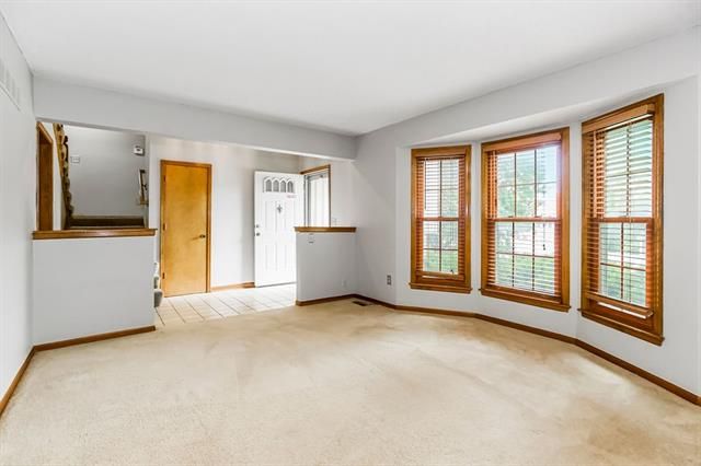 8548 Oakview Dr, Lenexa, KS 66215