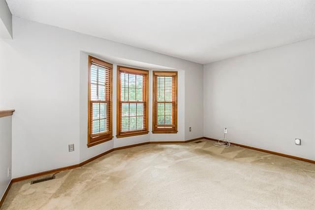 8548 Oakview Dr, Lenexa, KS 66215