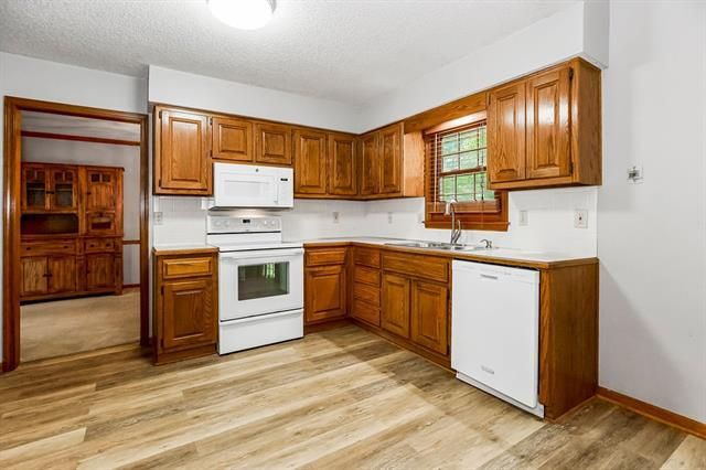 8548 Oakview Dr, Lenexa, KS 66215