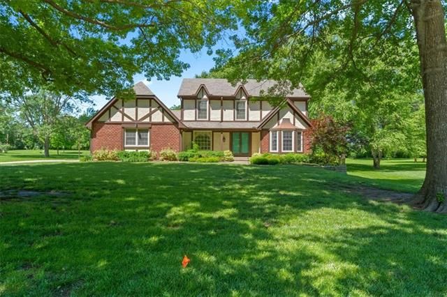 16100 Riggs Rd, Stilwell, KS 66085