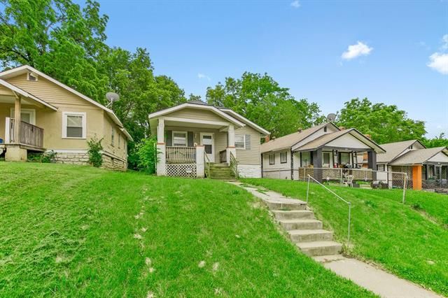 1525 E 49th Ter, Kansas City, MO 64110