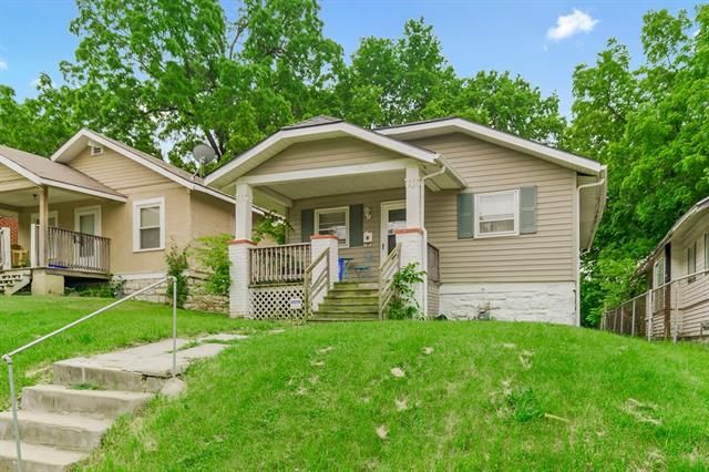 1525 E 49th Ter, Kansas City, MO 64110