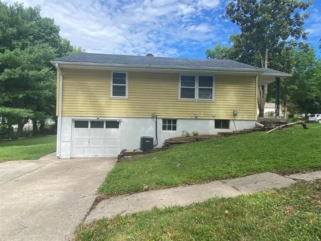 1316 W Walnut St, Independence, MO 64050
