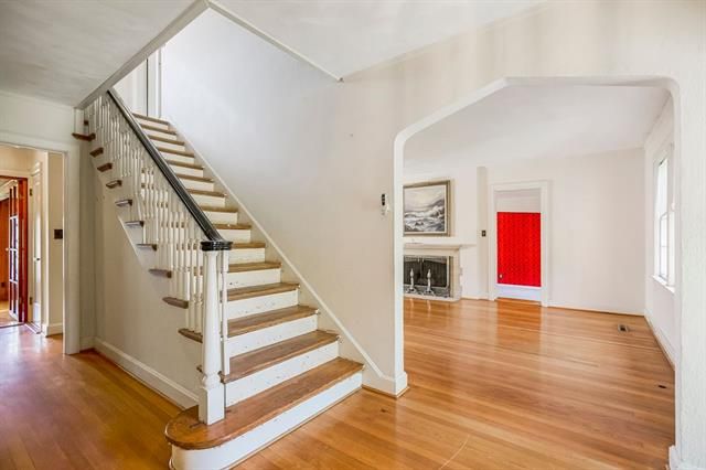 208 W 70th St, Kansas City, MO 64113