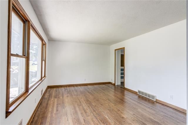 9915 E 38th St, Kansas City, MO 64133