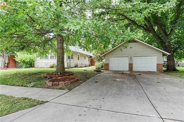 8206 Craig St, Overland Park, KS 66204