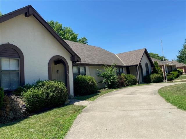 513-15 E 117 St, Kansas City, MO 64131