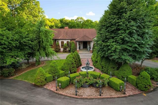705 W Red Bridge Rd, Kansas City, MO 64114