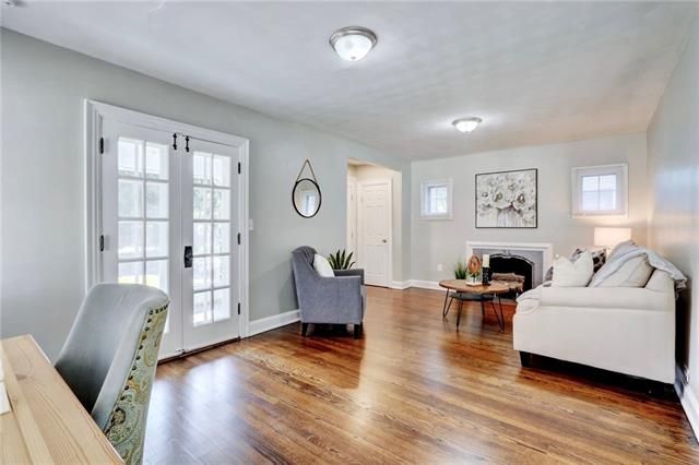 7564 Walnut St, Kansas City, MO 64114